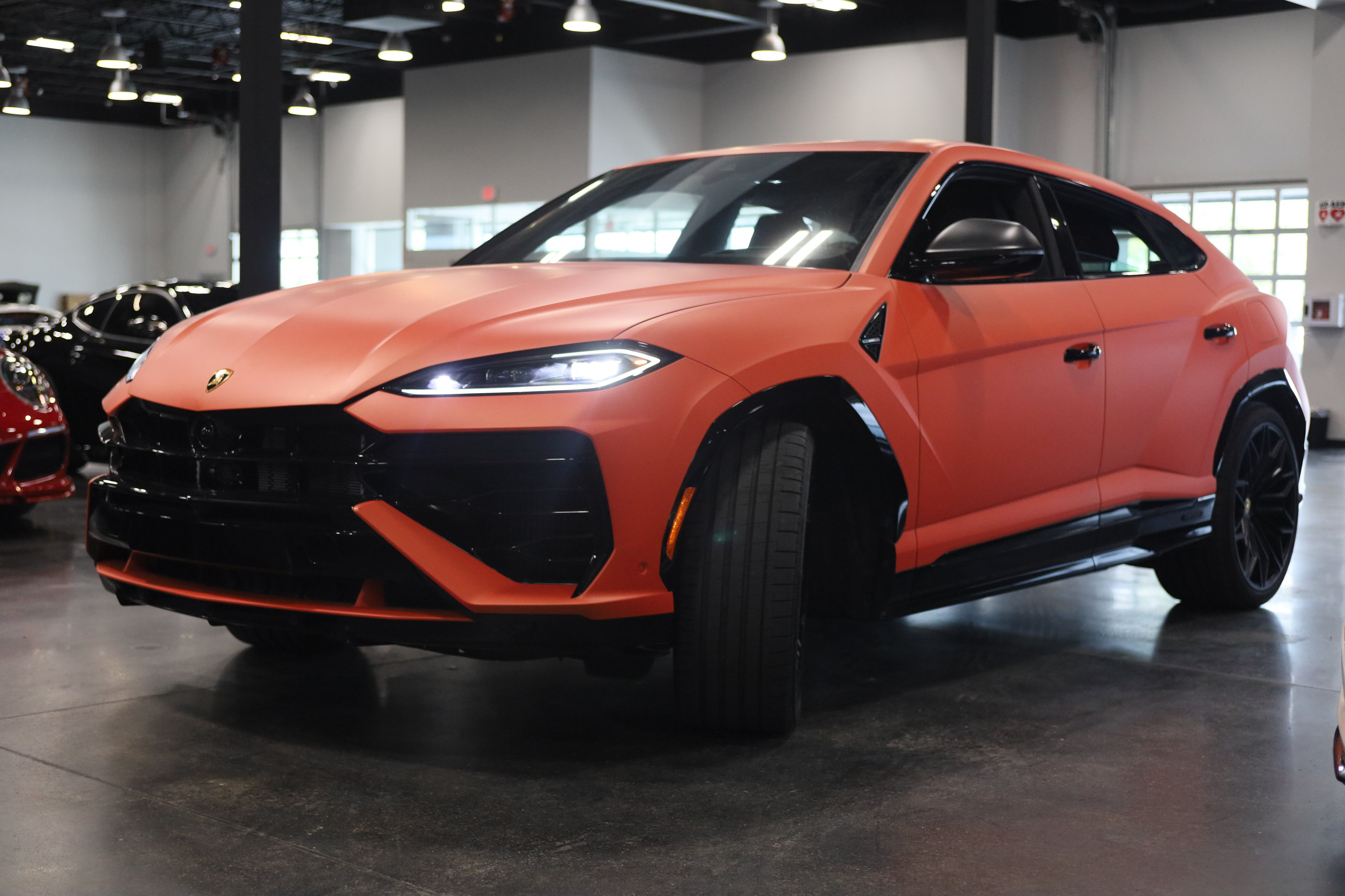 Used 2025 Lamborghini Urus SE AWD/4WD image 3