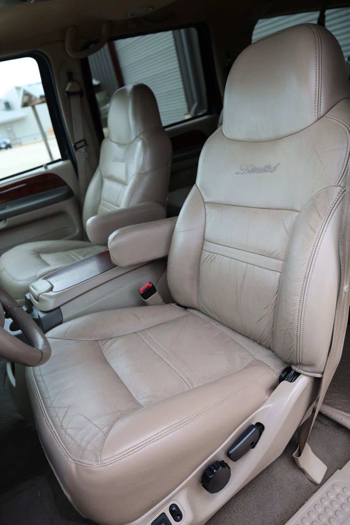 Used 2000 Ford Excursion Limited image 26