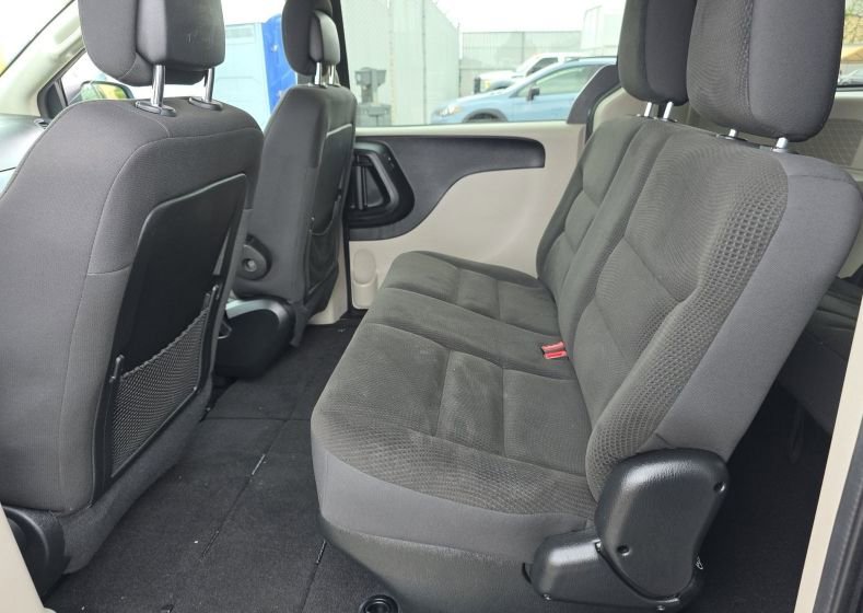 Used 2018 Dodge Grand Caravan SE w/ UConnect Hands-Free Group FWD image 8