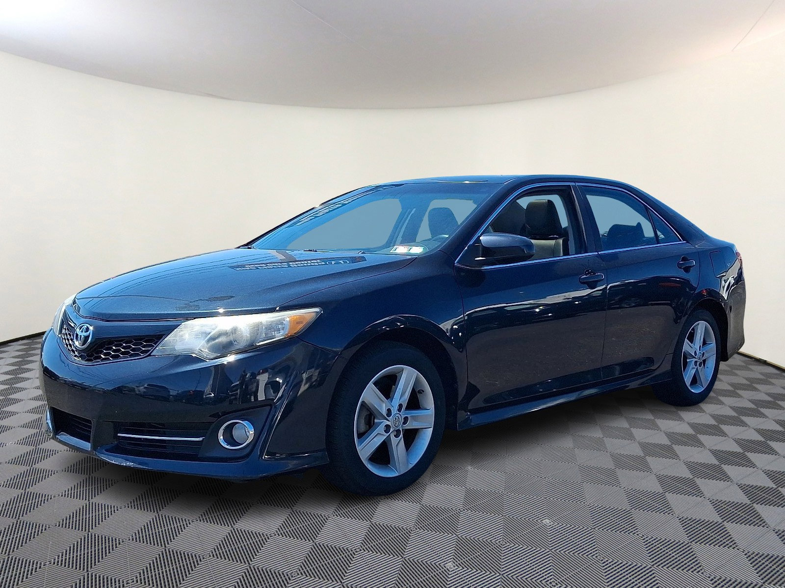 Used 2013 Toyota Camry SE FWD image 3