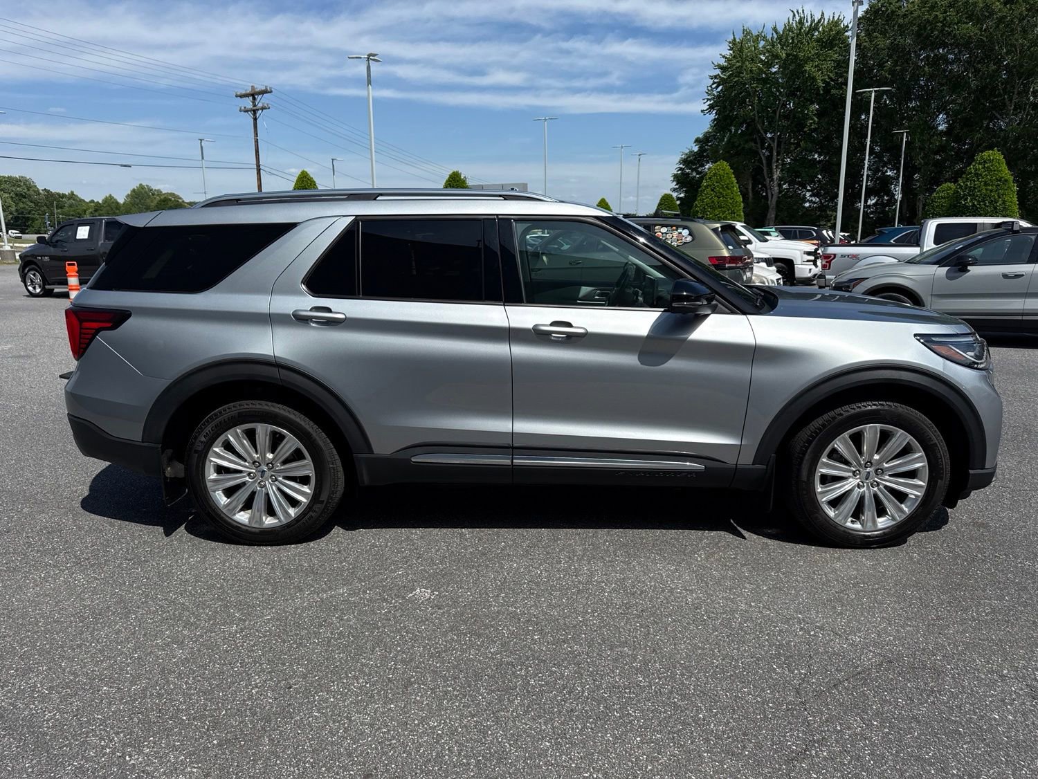 Used 2025 Ford Explorer Platinum w/ LUX Leather Package AWD/4WD image 8