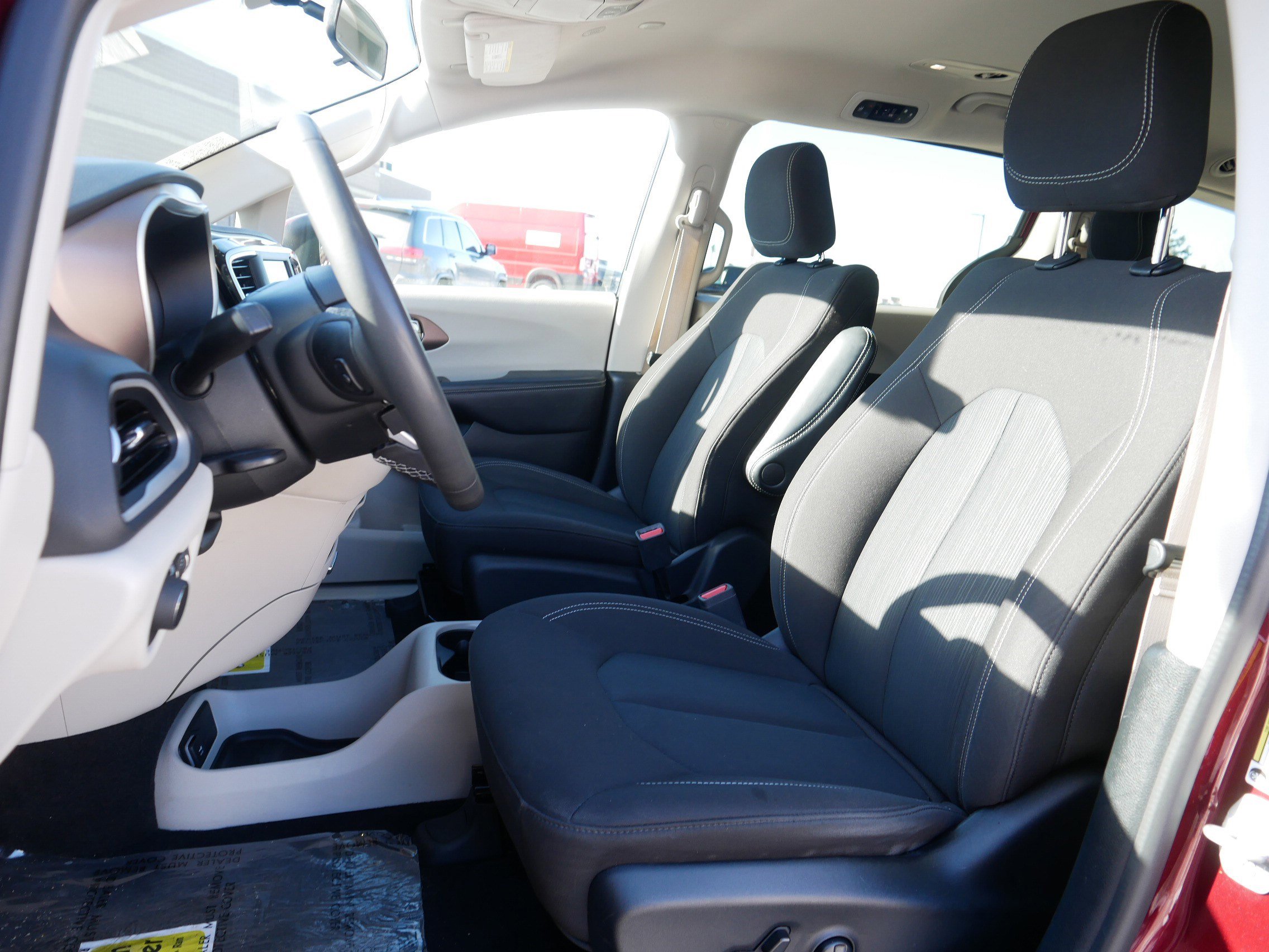 Used 2022 Chrysler Voyager LX image 33