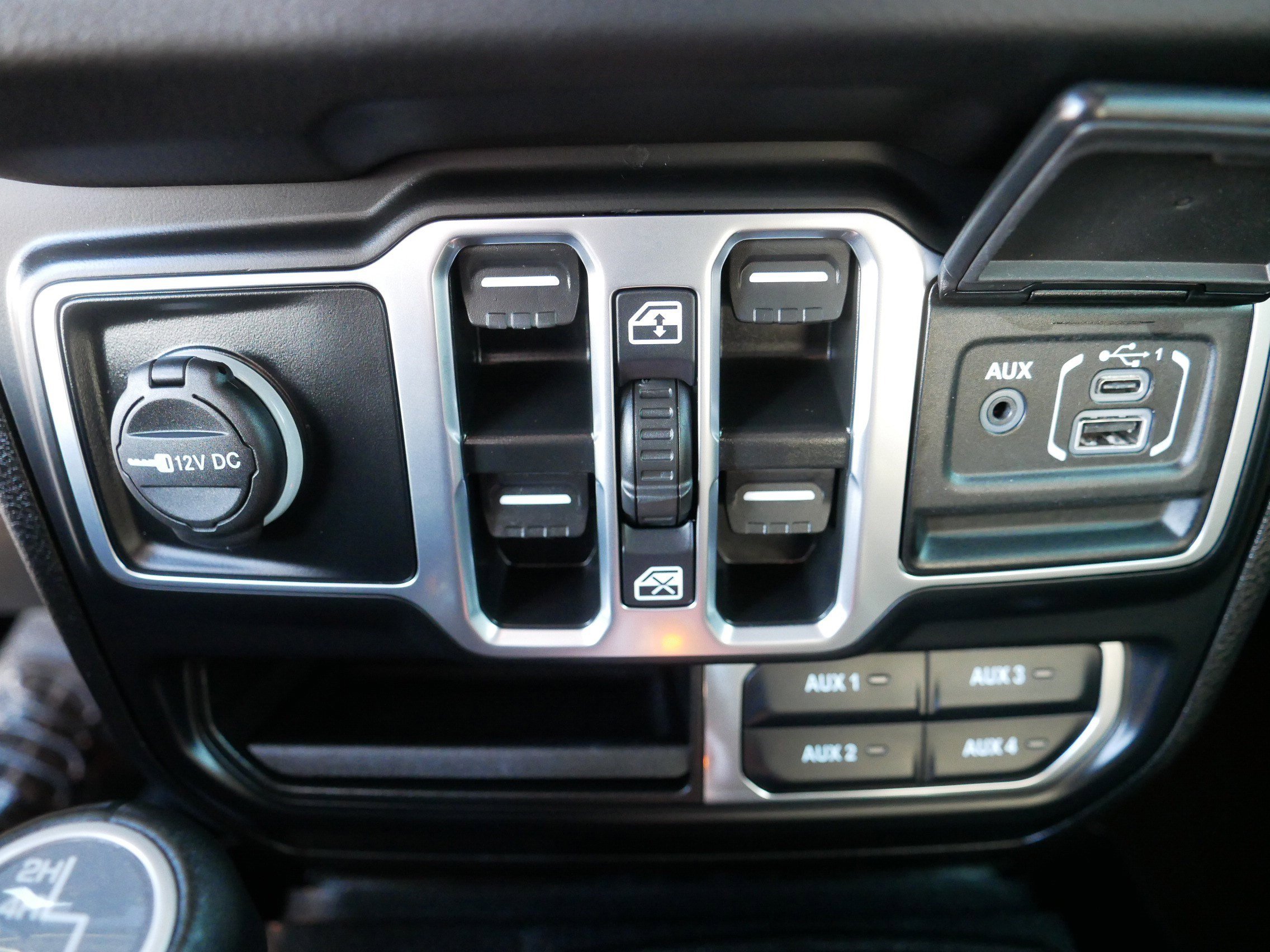 Used 2024 Jeep Wrangler Sahara w/ Technology Group image 31