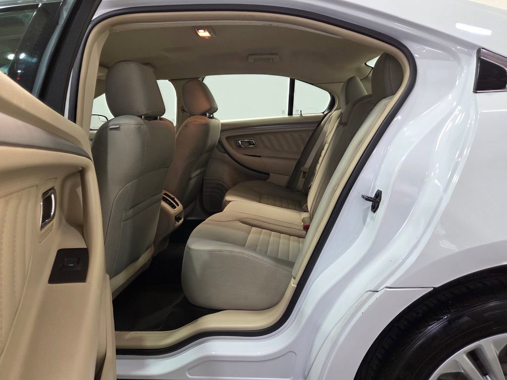 Used 2015 Ford Taurus SE image 18