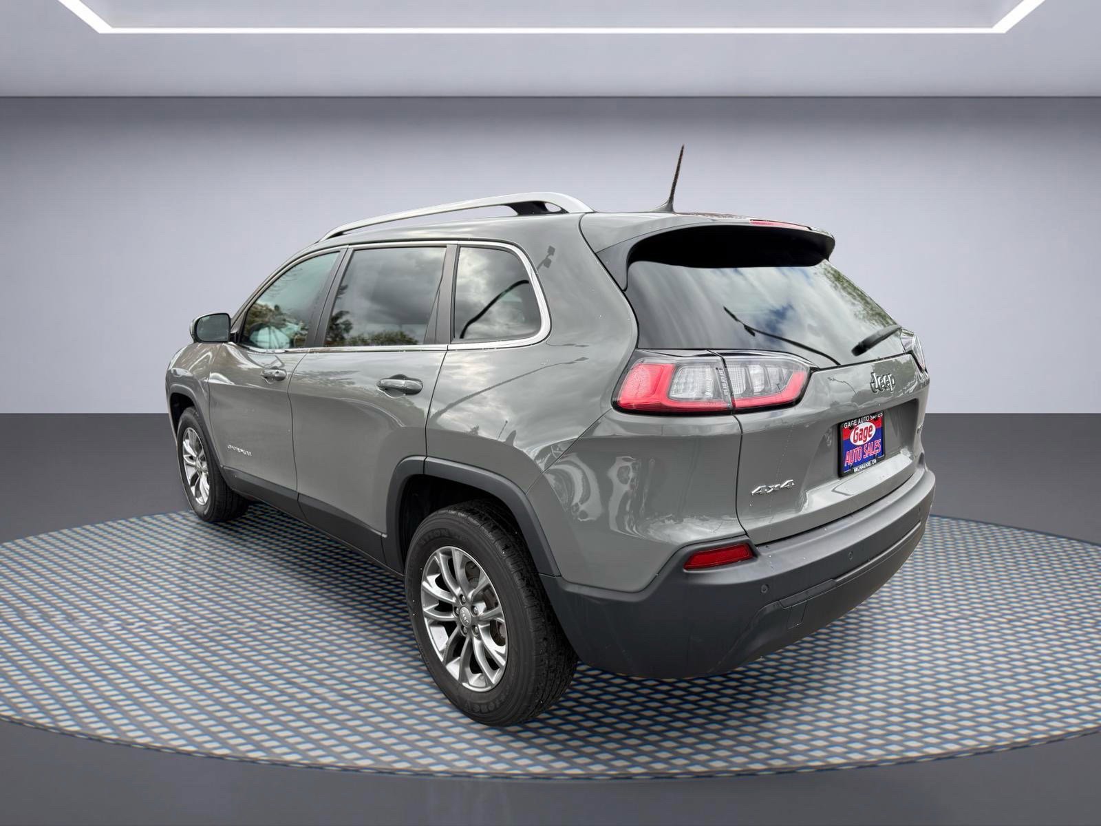 Used 2019 Jeep Cherokee Latitude Plus w/ Cold Weather Group AWD/4WD image 4