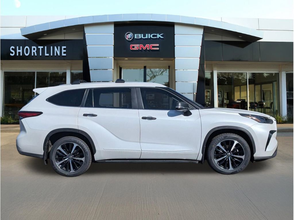 Used 2022 Toyota Highlander XLE AWD/4WD image 2