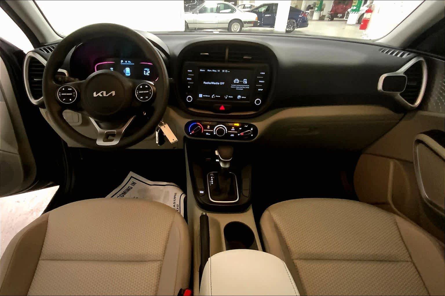 Used 2025 Kia Soul LX w/ LX Technology Package FWD image 15