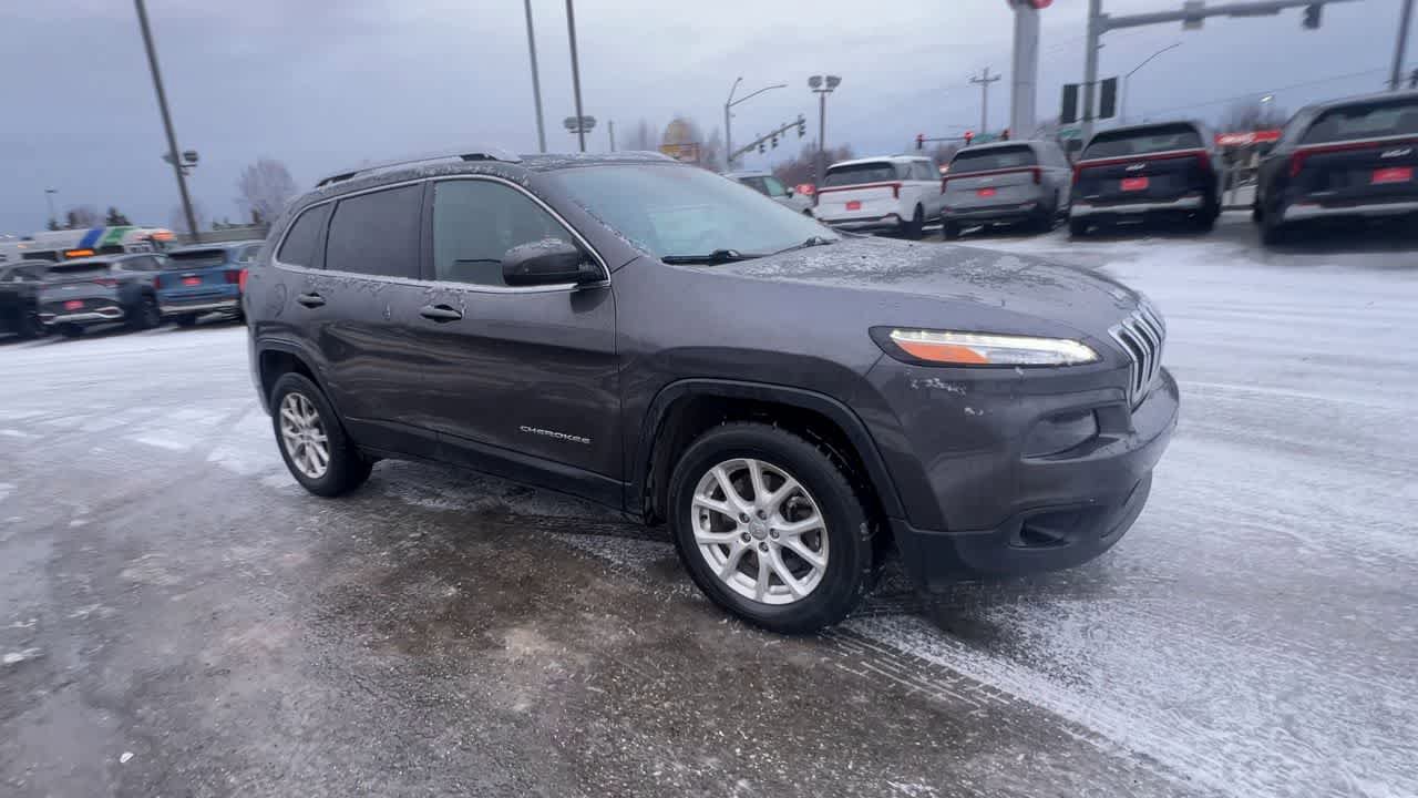 Used 2016 Jeep Cherokee Latitude w/ Cold Weather Group AWD/4WD image 2