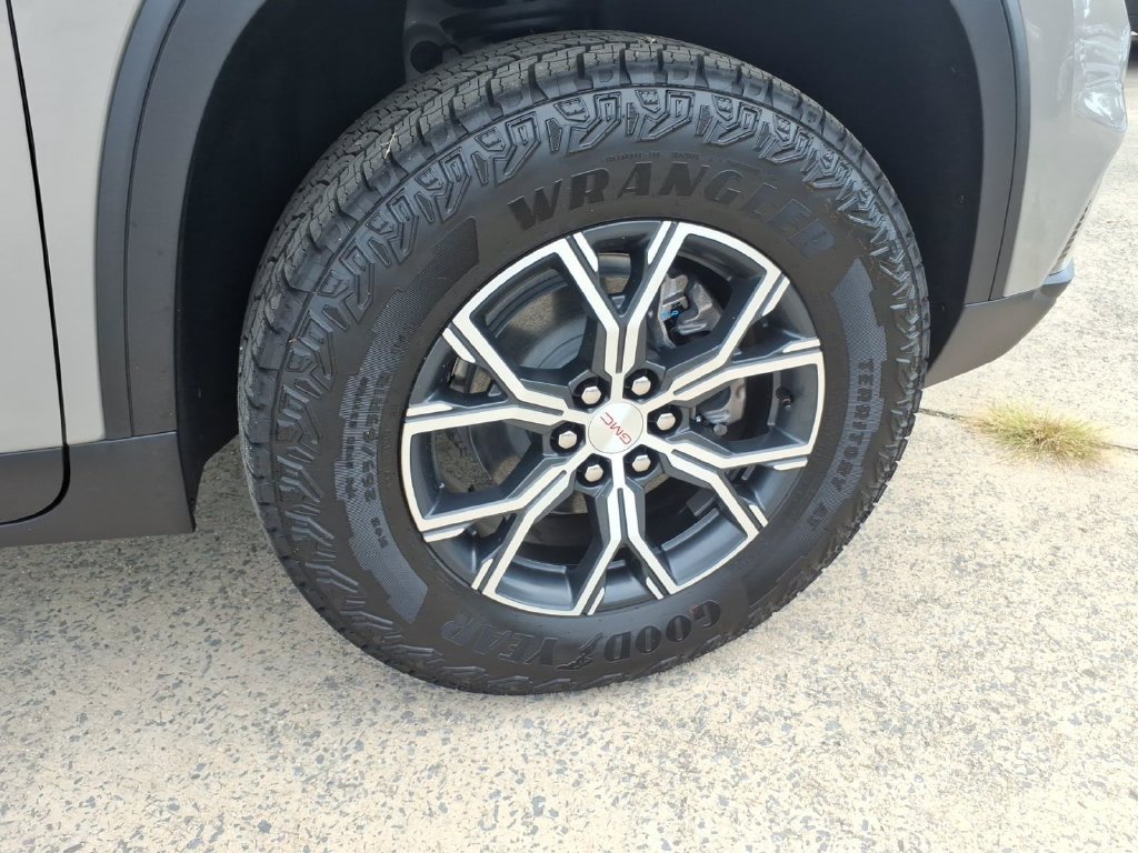 New 2026 GMC Acadia AT4 w/ LPO, Floor Liner Package AWD/4WD image 9