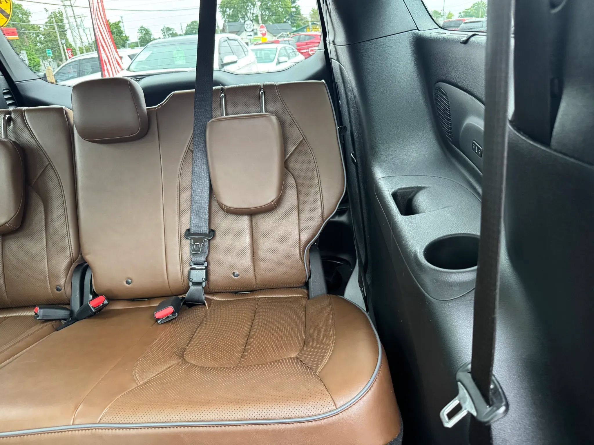 Used 2018 Chrysler Pacifica Limited w/ Tire & Wheel Group FWD image 33