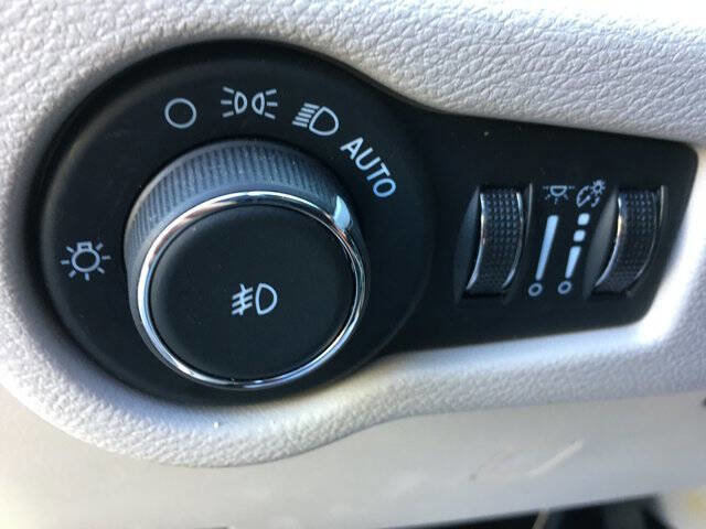 Used 2024 Chrysler Pacifica Touring-L image 12