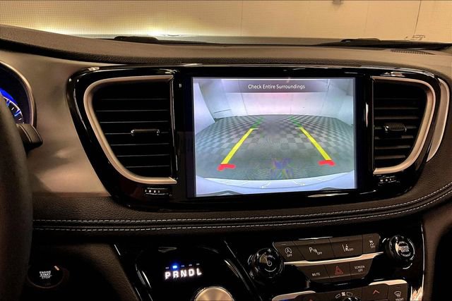 Used 2025 Chrysler Pacifica Limited image 29