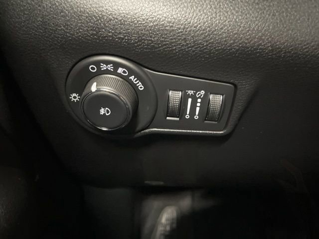 Used 2025 Jeep Compass Trailhawk AWD/4WD image 39