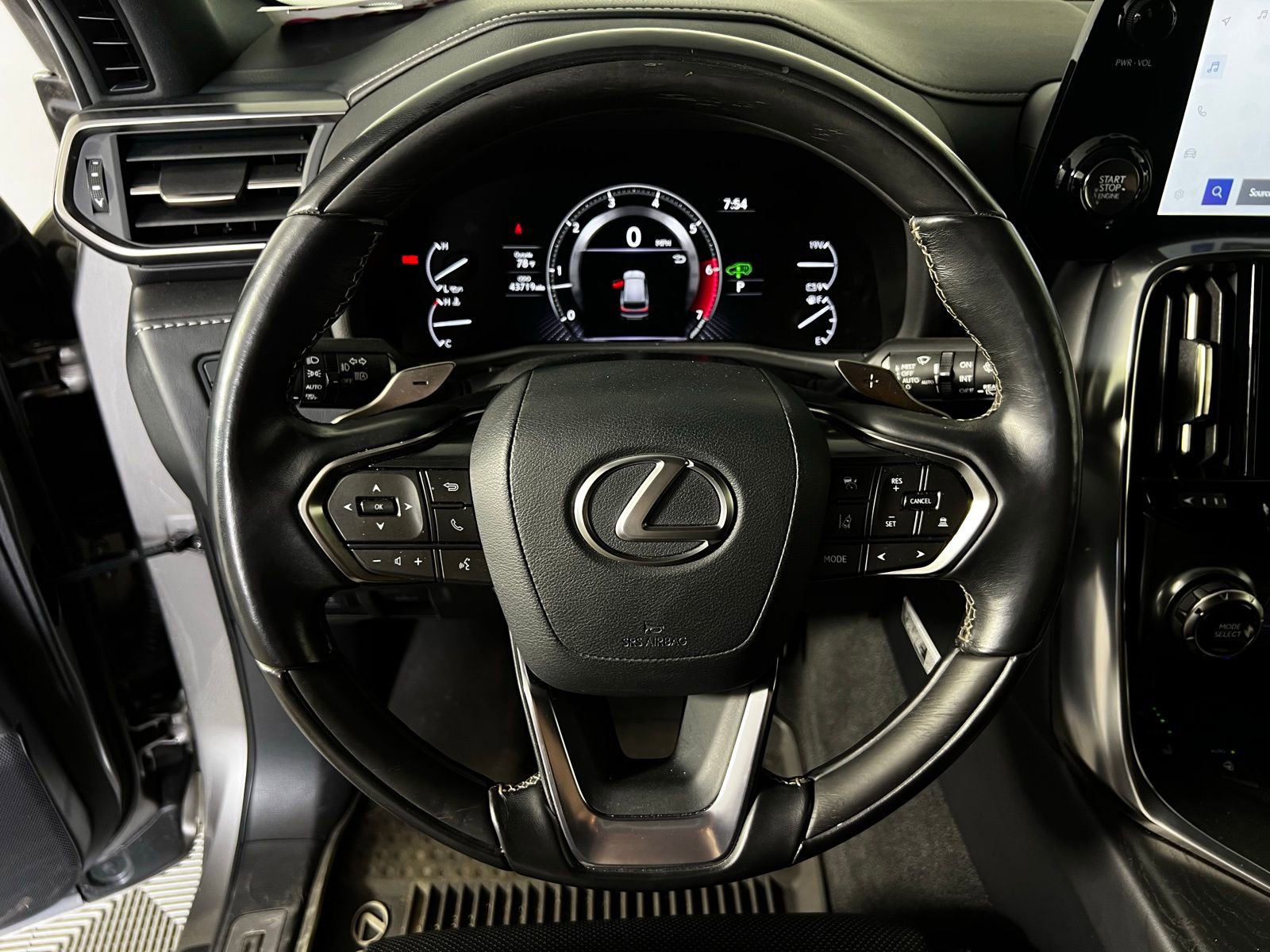 Used 2024 Lexus LX 600 4WD w/ Luxury Package image 9