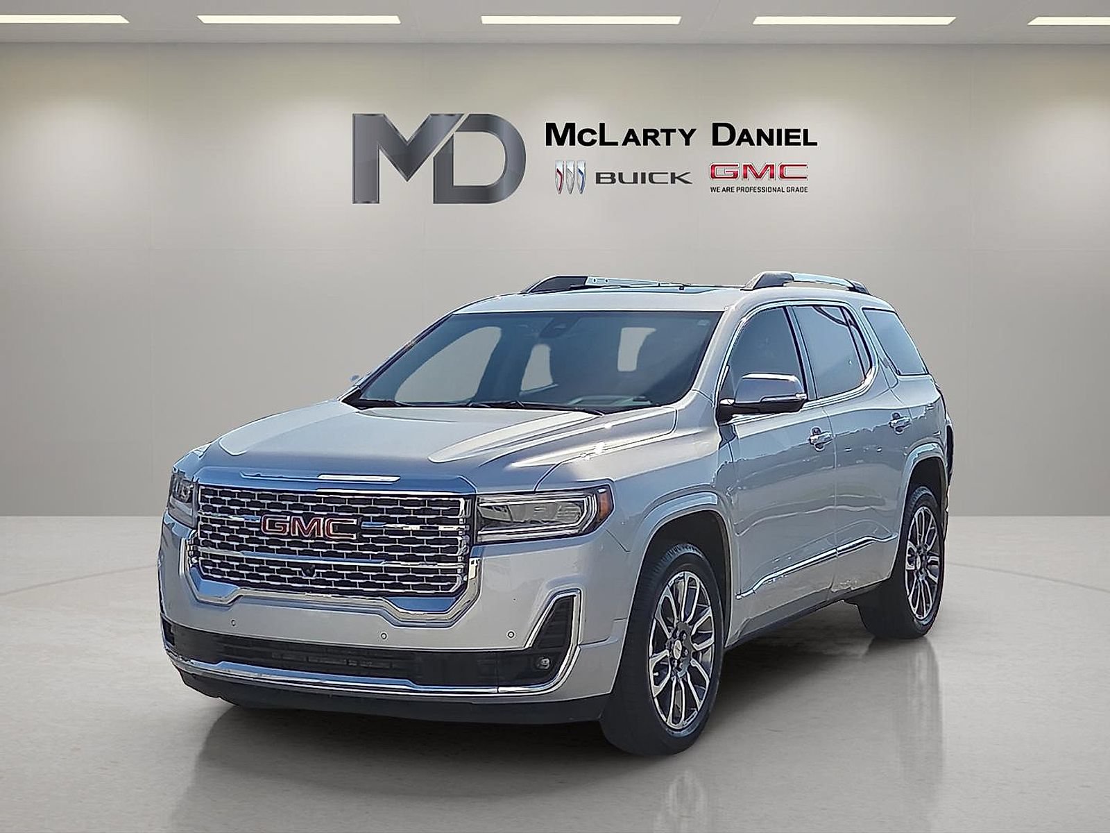 Used 2020 GMC Acadia Denali w/ Technology Package FWD image 3