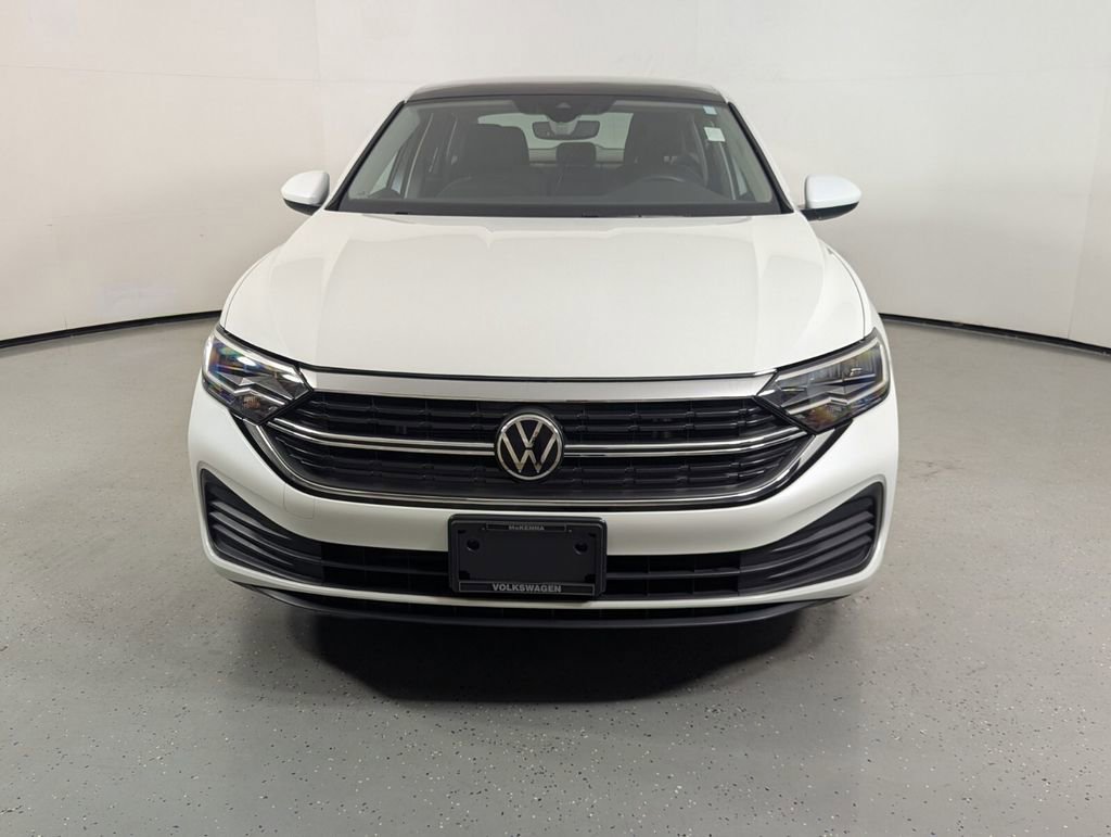 Used 2023 Volkswagen Jetta SE FWD image 2