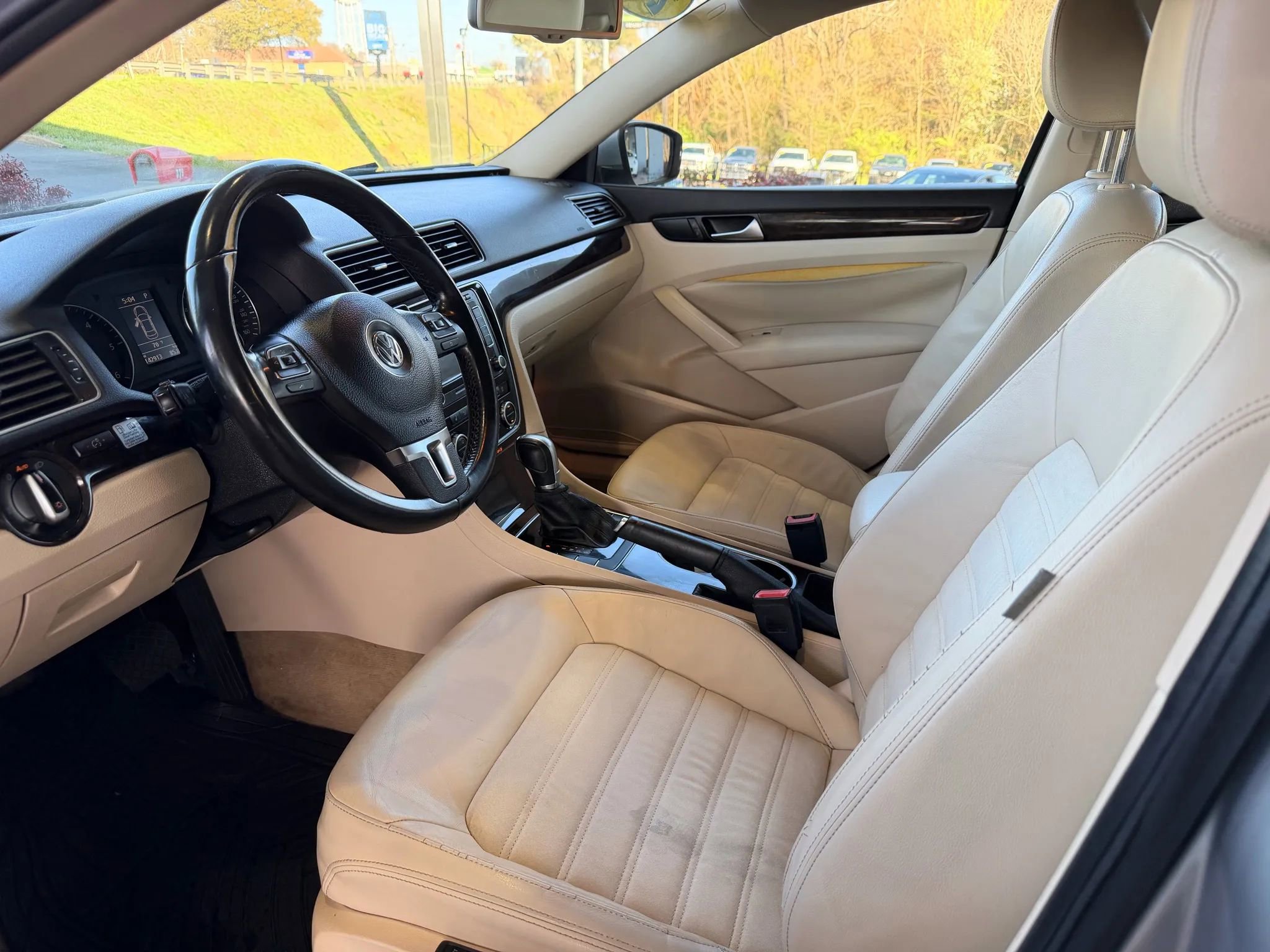 Used 2014 Volkswagen Passat TDI SEL Premium image 7