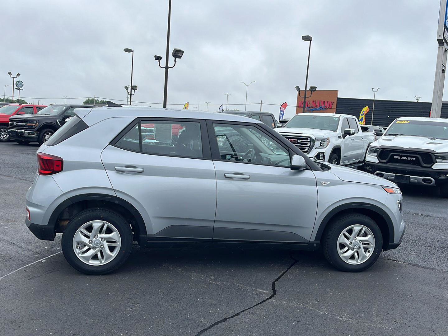 Used 2021 Hyundai Venue SE FWD image 6
