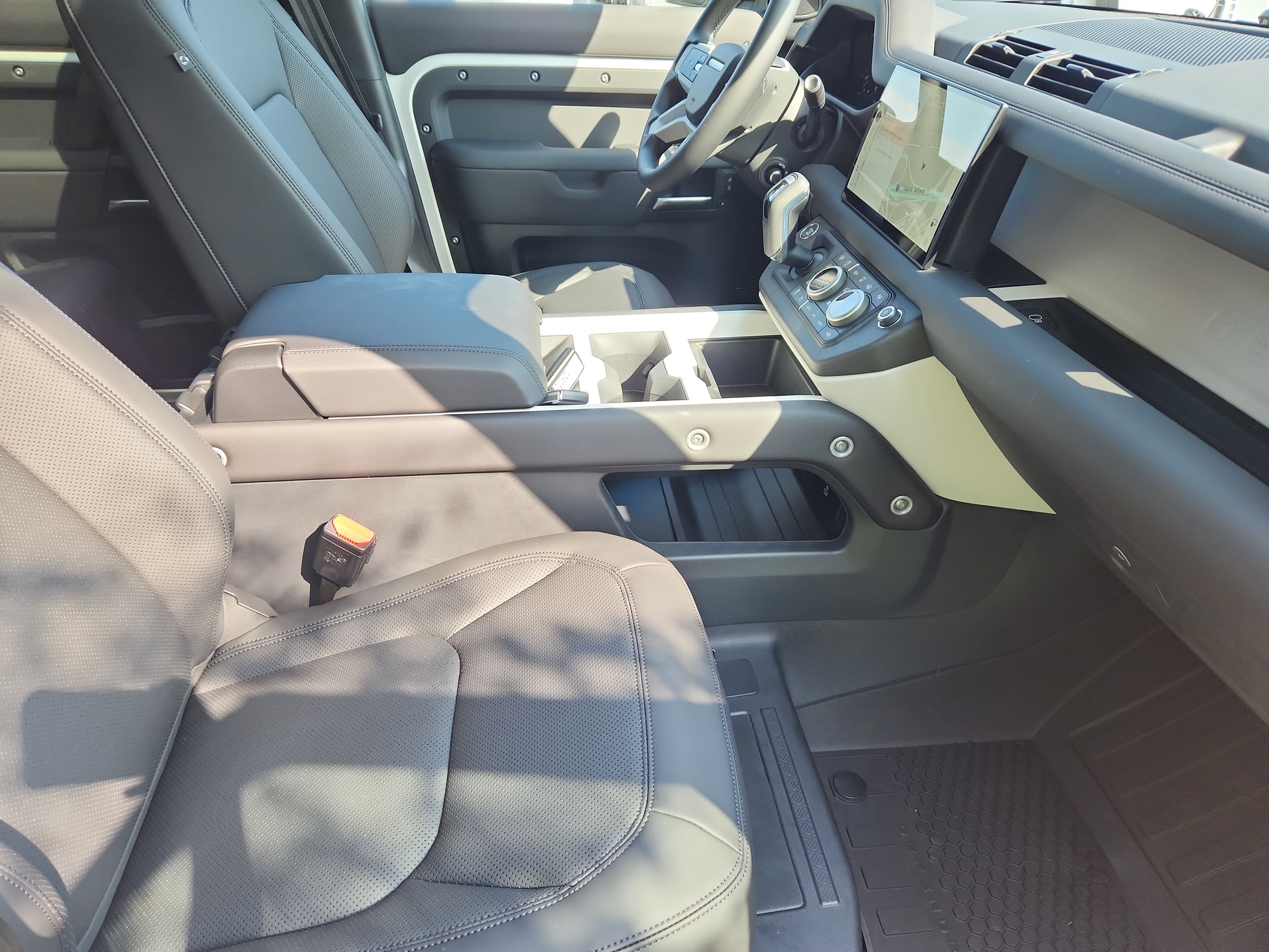 Used 2025 Land Rover Defender 110 S image 3