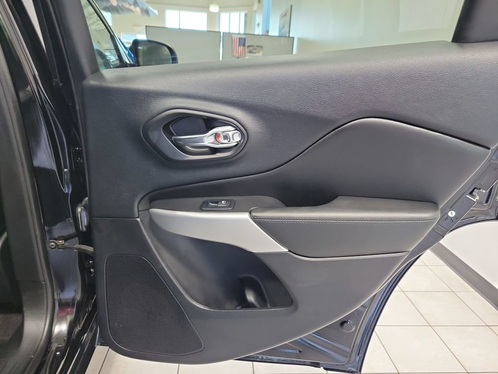 Certified 2018 Jeep Cherokee Overland w/ Technology Group AWD/4WD image 19