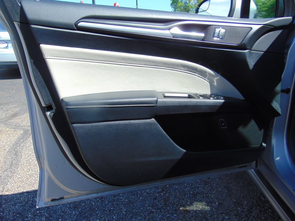 Used 2018 Ford Fusion Titanium FWD image 23