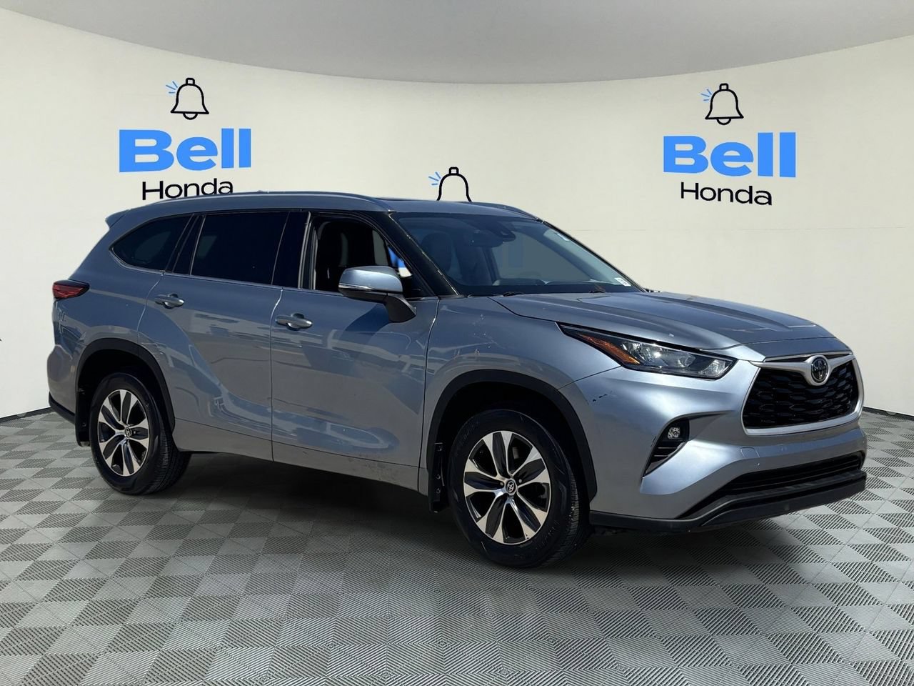 Used 2020 Toyota Highlander XLE AWD/4WD image 6