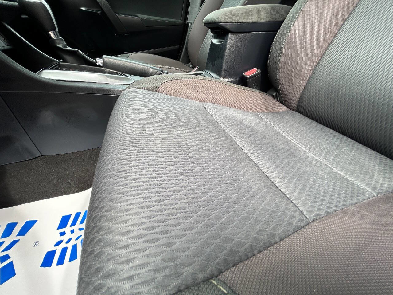 Used 2017 Toyota Corolla LE w/ Carpet Mat Package (TMS) image 31