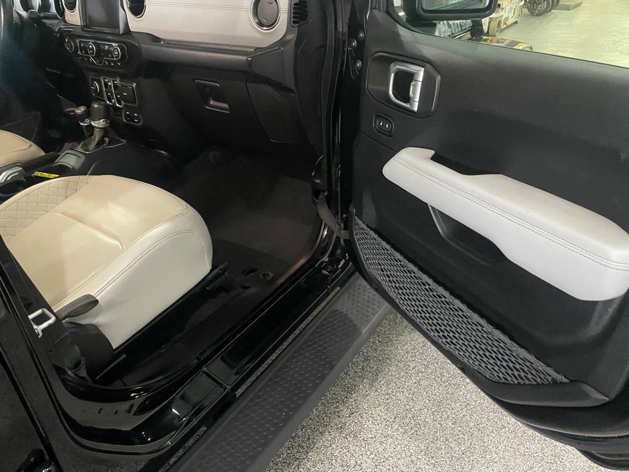 Used 2022 Jeep Wrangler Unlimited Sahara image 9