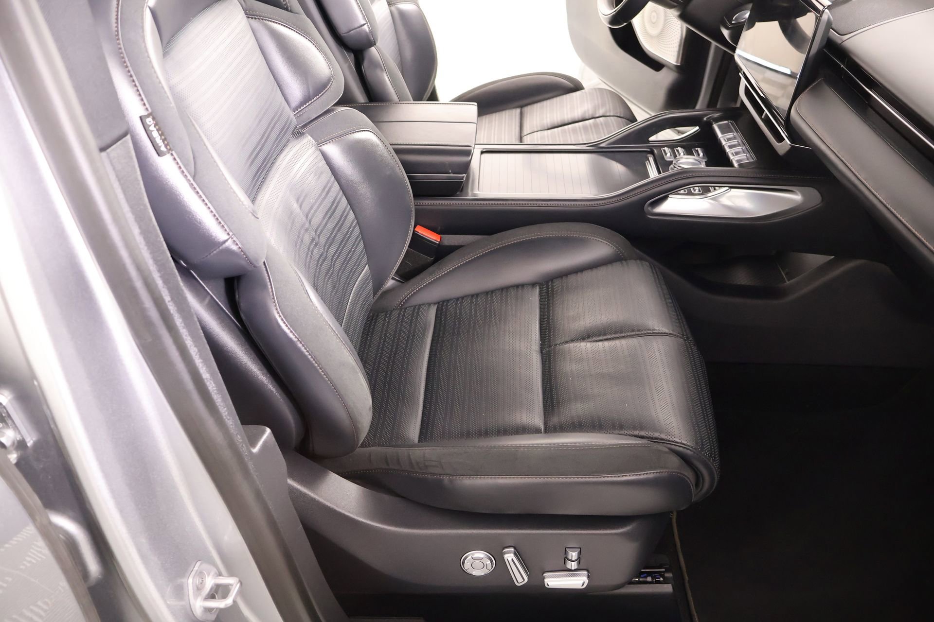 Used 2024 Lincoln Nautilus Reserve w/ Equipment Group 203A image 14