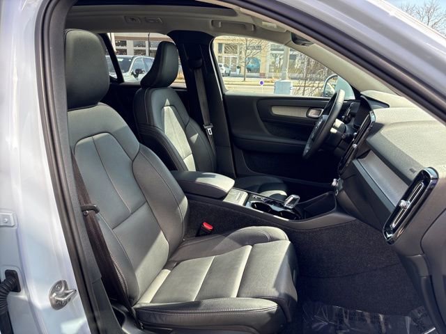 Used 2025 Volvo XC40 B5 Plus image 16