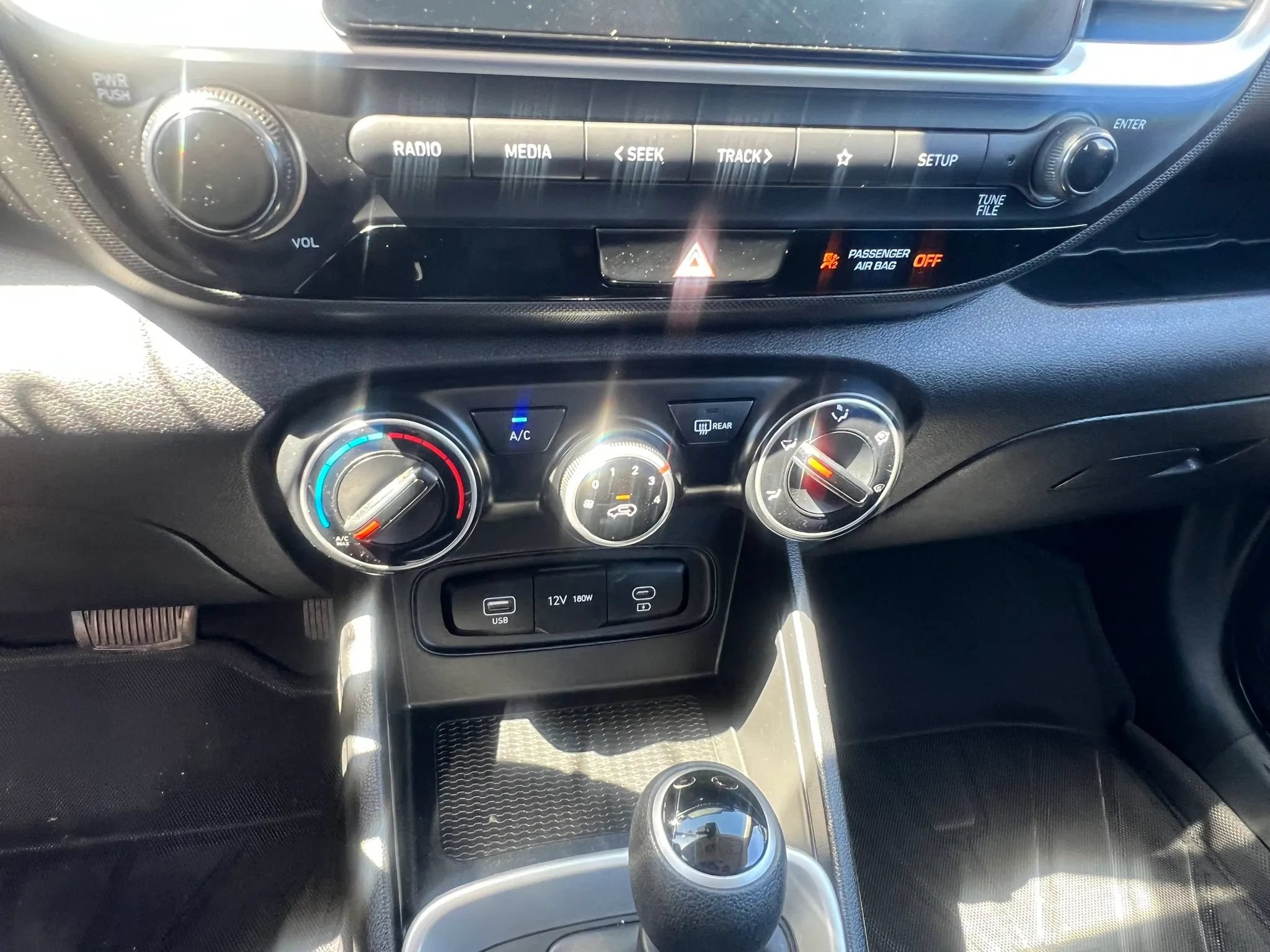 Used 2025 Hyundai Venue SE FWD image 24