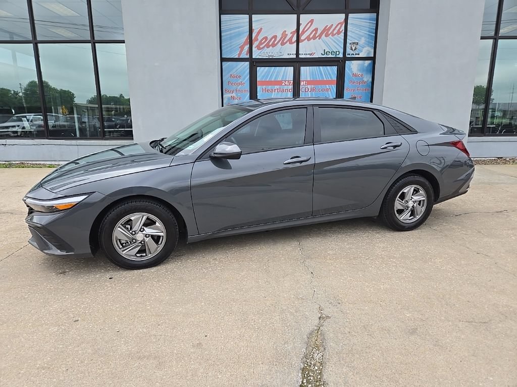Used 2025 Hyundai Elantra SE FWD image 5