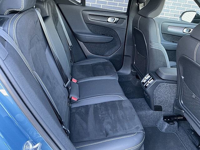 Used 2025 Volvo XC40 B5 Plus image 19