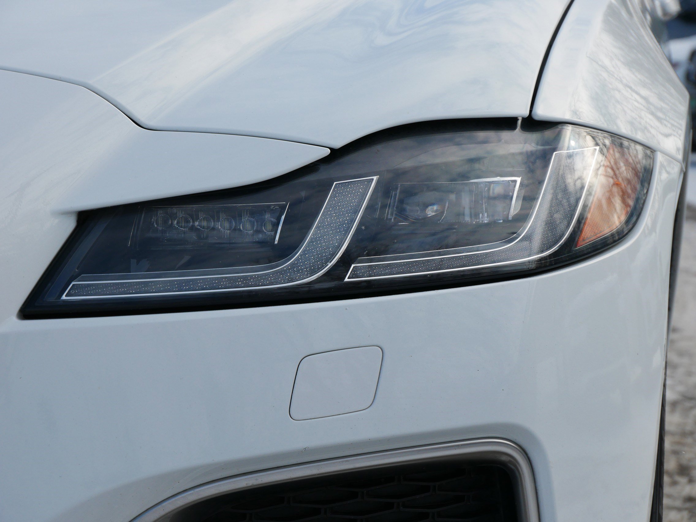 Used 2021 Jaguar XF SE image 9