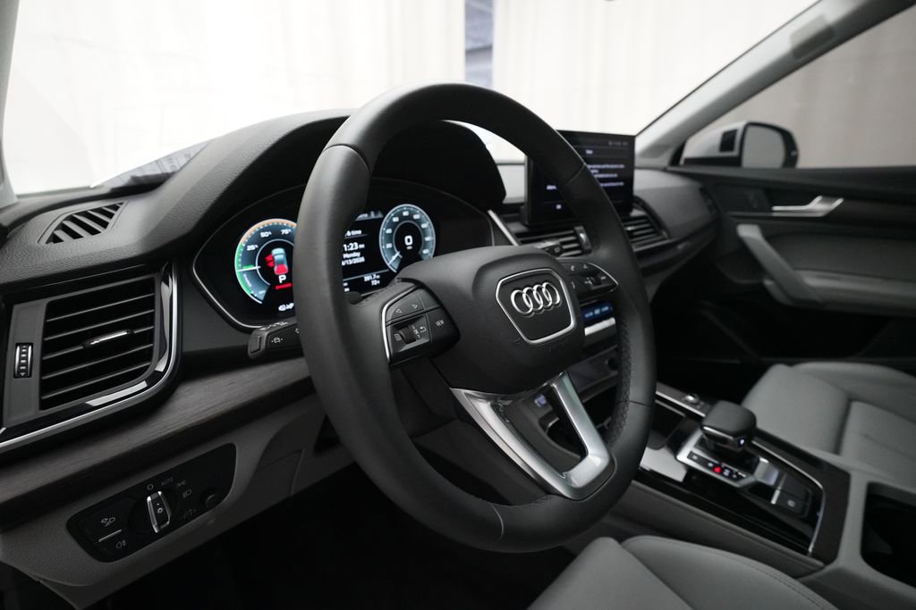 Used 2024 Audi Q5 e Premium Plus w/ Premium Plus Package image 8