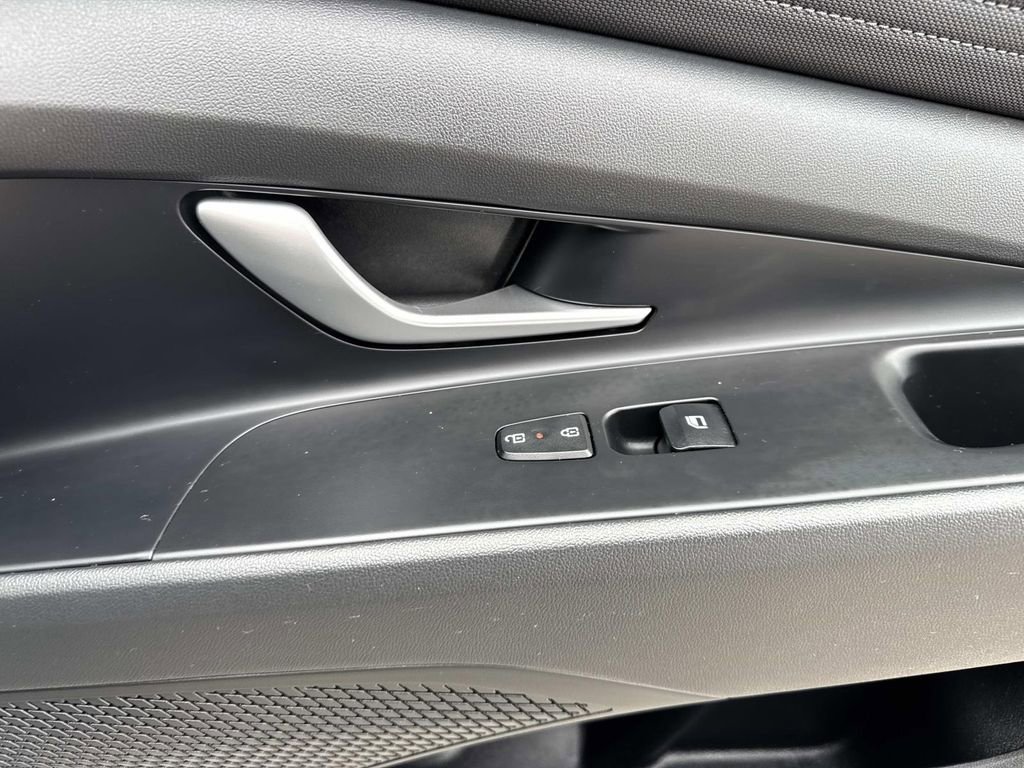 Used 2025 Hyundai Elantra SEL FWD image 15
