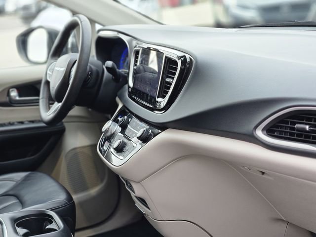 Used 2023 Chrysler Pacifica Touring-L image 13