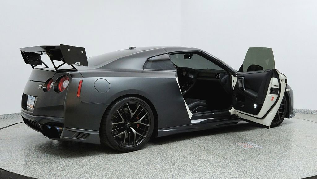 Used 2019 Nissan GT-R AWD/4WD image 11