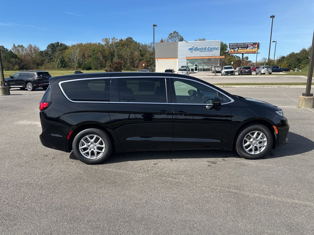 New 2026 Chrysler Pacifica Select image 6
