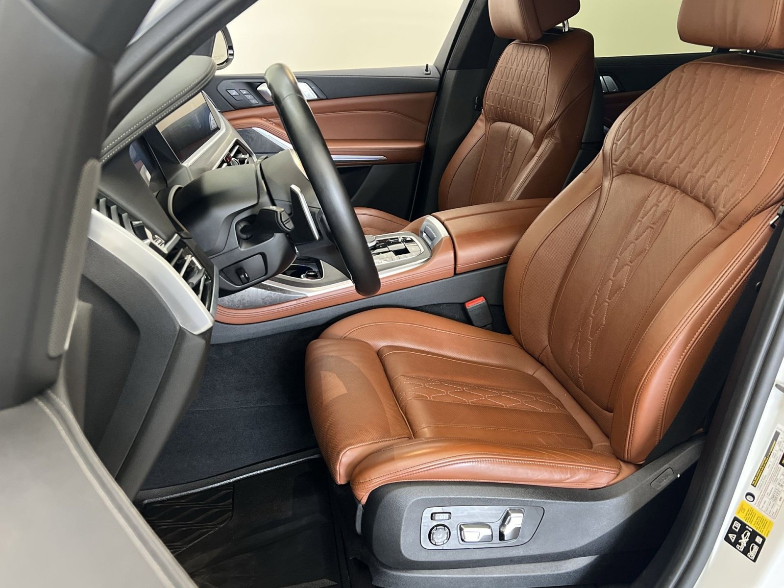 Used 2022 BMW X7 M50i image 11