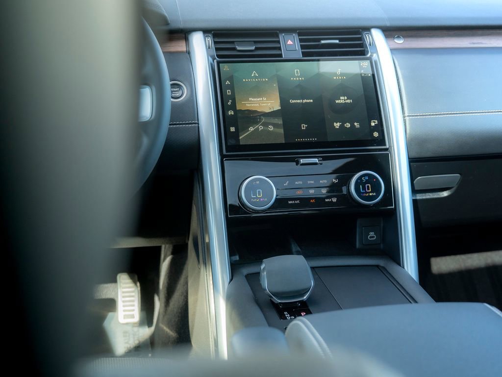 Certified 2024 Land Rover Discovery Dynamic SE image 21