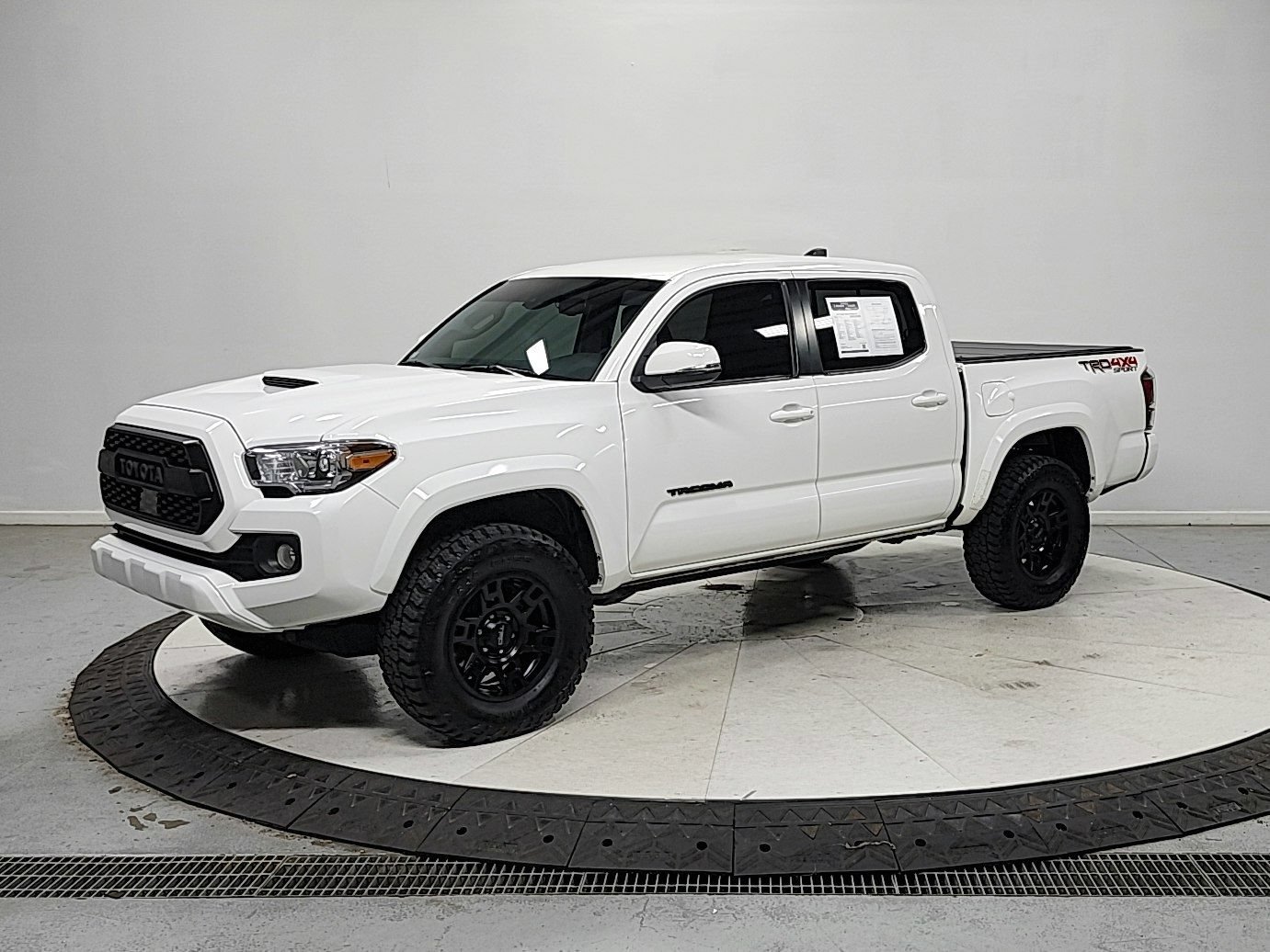 Used 2023 Toyota Tacoma TRD Sport w/ Technology Package AWD/4WD image 4