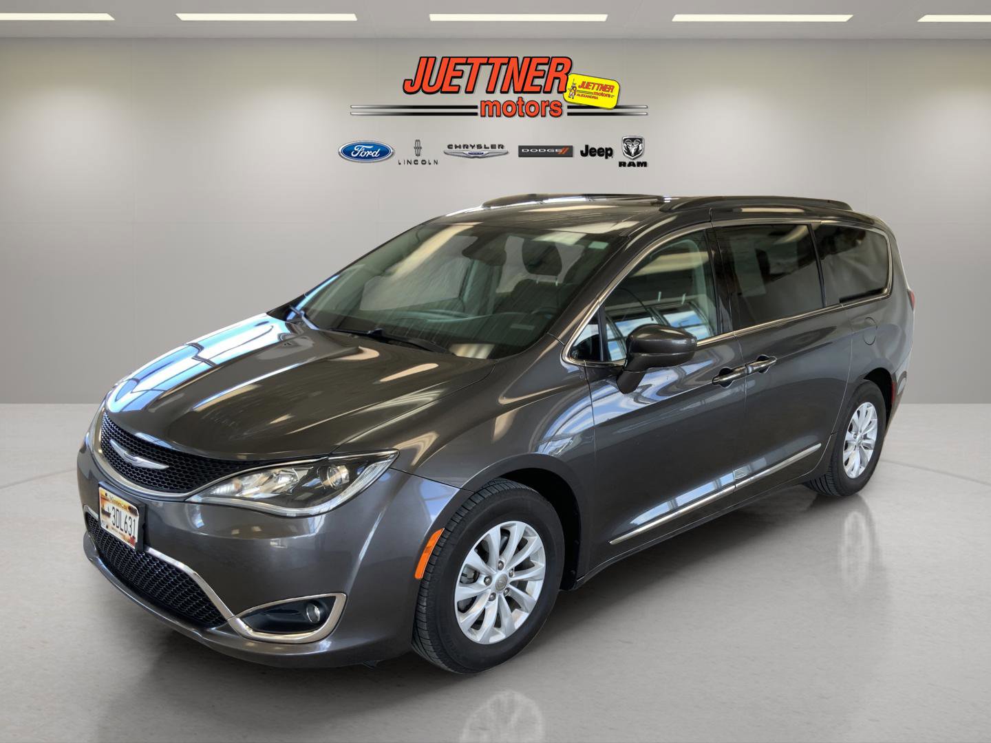 Used 2017 Chrysler Pacifica Touring-L FWD image 4