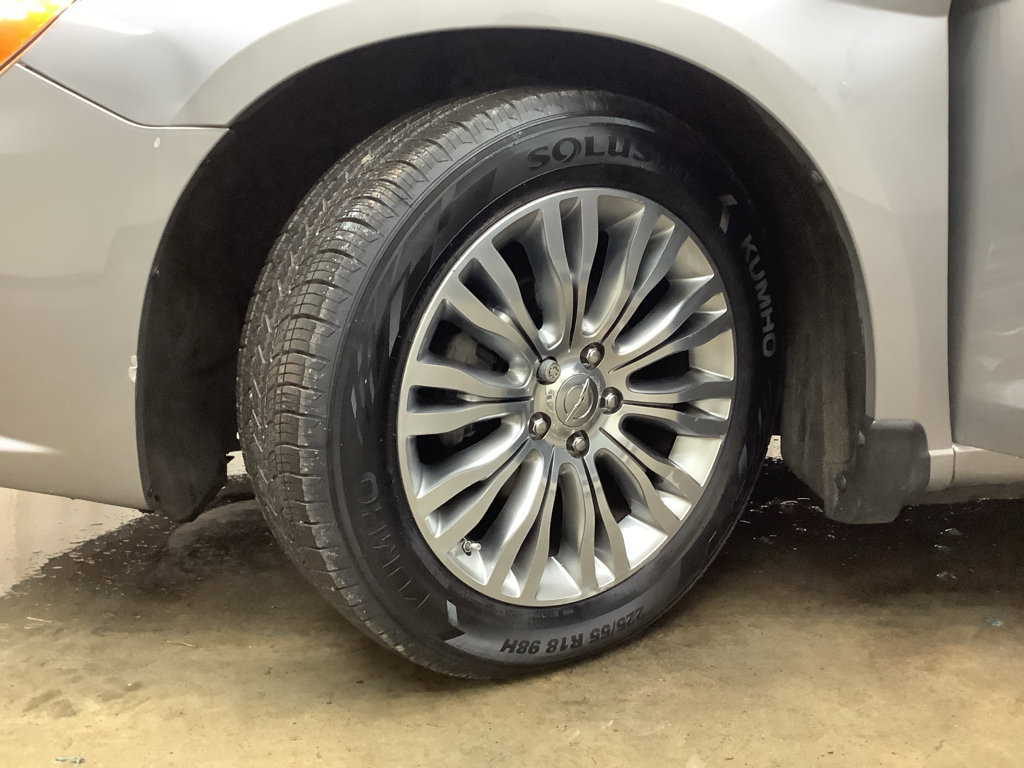 Used 2013 Chrysler 200 Limited image 31