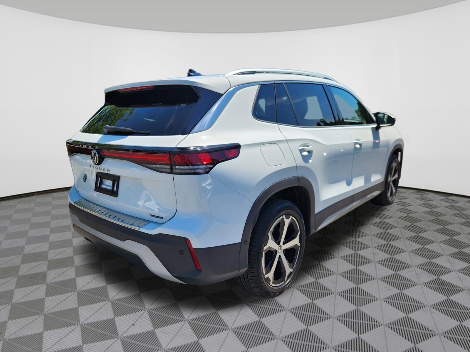 Used 2025 Volkswagen Tiguan SE AWD/4WD image 4