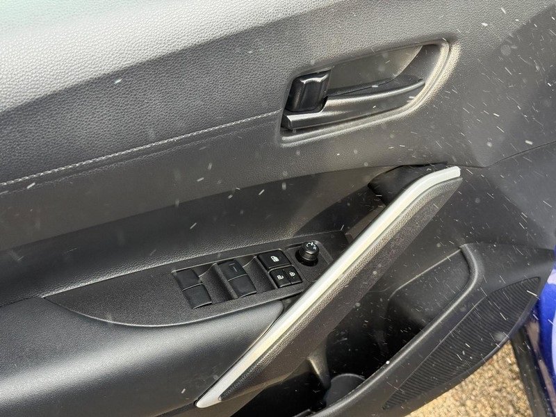 Used 2025 Toyota Corolla Cross LE image 17