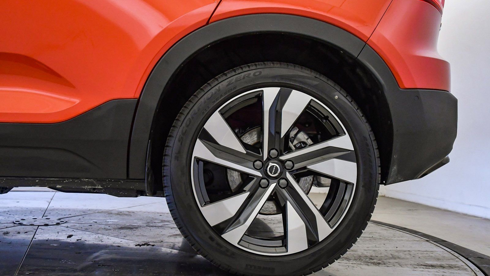 Certified 2025 Volvo XC40 B5 Ultra w/ Climate Package image 10