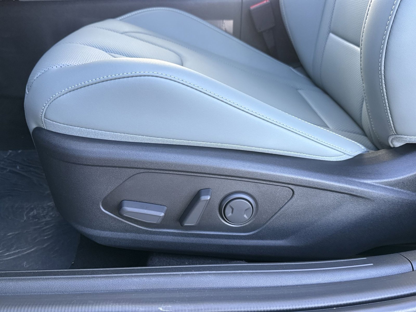 New 2025 Hyundai Elantra Limited image 14