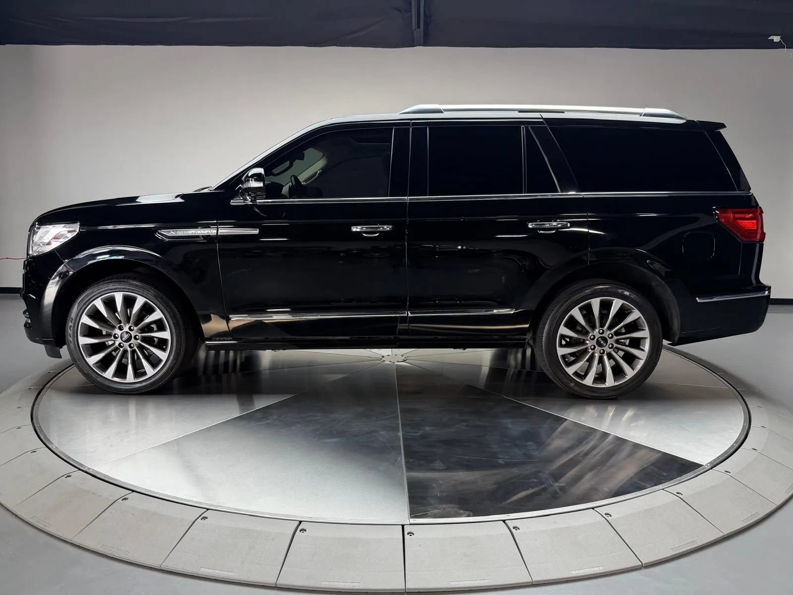 Used 2018 Lincoln Navigator Select AWD/4WD image 4