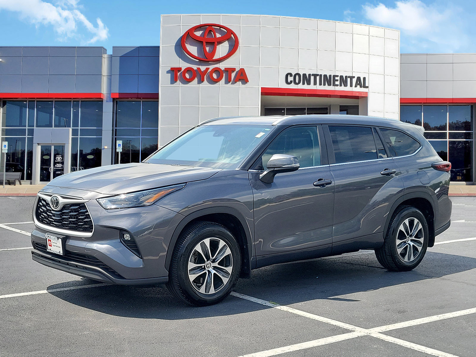 Certified 2025 Toyota Highlander XLE AWD/4WD image 3
